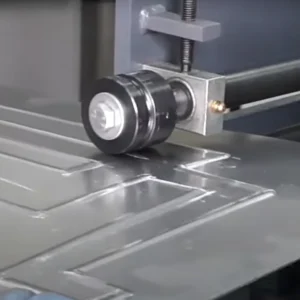 Las máquinas biseladoras de láminas de acero son equipos diseñados para realizar biseles o chaflanes en los bordes de láminas, placas o piezas metálicas, especialmente de acero. El biselado consiste en cortar el borde del metal en ángulo, generalmente antes de un proceso de soldadura, para mejorar la penetración y resistencia del cordón de soldadura. ¿Cómo funcionan? Estas máquinas utilizan sistemas mecánicos, eléctricos o neumáticos con cuchillas, fresas o discos de corte que se desplazan a lo largo del borde del metal. Pueden trabajar en diferentes ángulos, profundidades y formas de bisel (en V, en J, en X, etc.). Tipos comunes: Manuales/portátiles – para trabajos en campo o de menor escala. Estacionarias – para biselado en serie o piezas grandes. Automáticas/CNC – con control computarizado para máxima precisión. Beneficios de las máquinas biseladoras: Preparación precisa para soldadura El biselado correcto mejora la calidad y resistencia de la unión soldada. Ahorro de tiempo y esfuerzo Mucho más rápidas y eficientes que el biselado manual con esmeril o amoladora. Mayor uniformidad Garantizan biseles con el mismo ángulo y profundidad a lo largo de toda la pieza. Reducción del desgaste de herramientas manuales Disminuyen la necesidad de herramientas portátiles y consumibles. Menor riesgo para el operador Proveen mayor seguridad frente a métodos manuales o improvisados. Aptas para varios materiales Aunque se usan principalmente en acero, muchas también funcionan con aluminio, acero inoxidable u otros metales. ¿Necesitas una recomendación para un tipo específico de biseladora según el grosor o tamaño de lámina que trabajas?