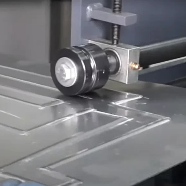 Las máquinas biseladoras de láminas de acero son equipos diseñados para realizar biseles o chaflanes en los bordes de láminas, placas o piezas metálicas, especialmente de acero. El biselado consiste en cortar el borde del metal en ángulo, generalmente antes de un proceso de soldadura, para mejorar la penetración y resistencia del cordón de soldadura. ¿Cómo funcionan? Estas máquinas utilizan sistemas mecánicos, eléctricos o neumáticos con cuchillas, fresas o discos de corte que se desplazan a lo largo del borde del metal. Pueden trabajar en diferentes ángulos, profundidades y formas de bisel (en V, en J, en X, etc.). Tipos comunes: Manuales/portátiles – para trabajos en campo o de menor escala. Estacionarias – para biselado en serie o piezas grandes. Automáticas/CNC – con control computarizado para máxima precisión. Beneficios de las máquinas biseladoras: Preparación precisa para soldadura El biselado correcto mejora la calidad y resistencia de la unión soldada. Ahorro de tiempo y esfuerzo Mucho más rápidas y eficientes que el biselado manual con esmeril o amoladora. Mayor uniformidad Garantizan biseles con el mismo ángulo y profundidad a lo largo de toda la pieza. Reducción del desgaste de herramientas manuales Disminuyen la necesidad de herramientas portátiles y consumibles. Menor riesgo para el operador Proveen mayor seguridad frente a métodos manuales o improvisados. Aptas para varios materiales Aunque se usan principalmente en acero, muchas también funcionan con aluminio, acero inoxidable u otros metales. ¿Necesitas una recomendación para un tipo específico de biseladora según el grosor o tamaño de lámina que trabajas?